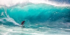 Mengenal Surfing: Olahraga Air Yang Kini Diminati Generasi Muda