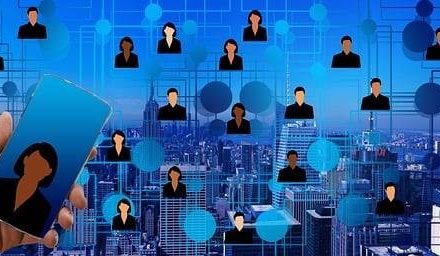 Peran Teknologi Di Balik Layar:  Membentuk Hubungan Manusia