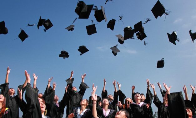 Gelar Akademik: Apakah Masih Penting Di Dunia Kerja?