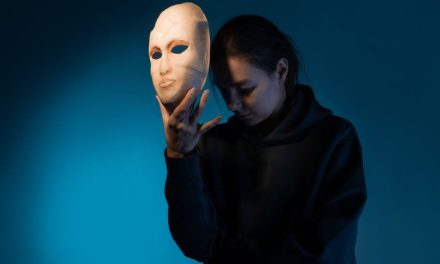 Fenomena Impostor Syndrome: Apa yang Menyebabkannya?