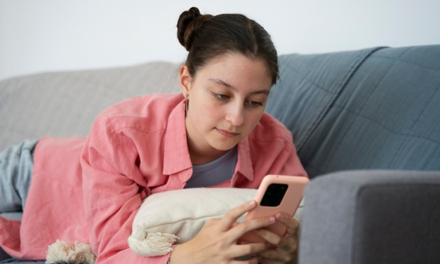 Bahaya Doomscrolling Dan Cara Menghindarinya