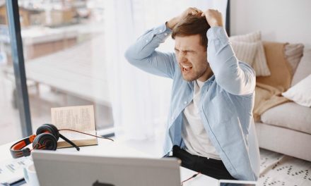 Keras Sama Diri Sendiri: Kenapa Kita Sering Melakukannya?