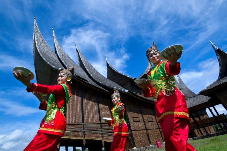 Tari Piring, Tarian Unik Dari Sumatera Barat Yang Mendunia