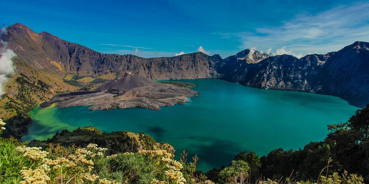 Menjemput Magis di Atas Awan: Pesona Tak Terlupakan Gunung Rinjani