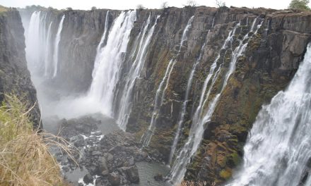 Pesona Victoria Falls: Keajaiban Alam “Guntur yang Bergemuruh”