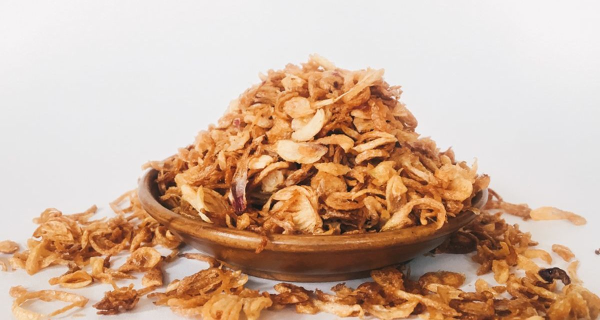 Tips Simpan Bawang Goreng Kriuk Versi TasteAtlas