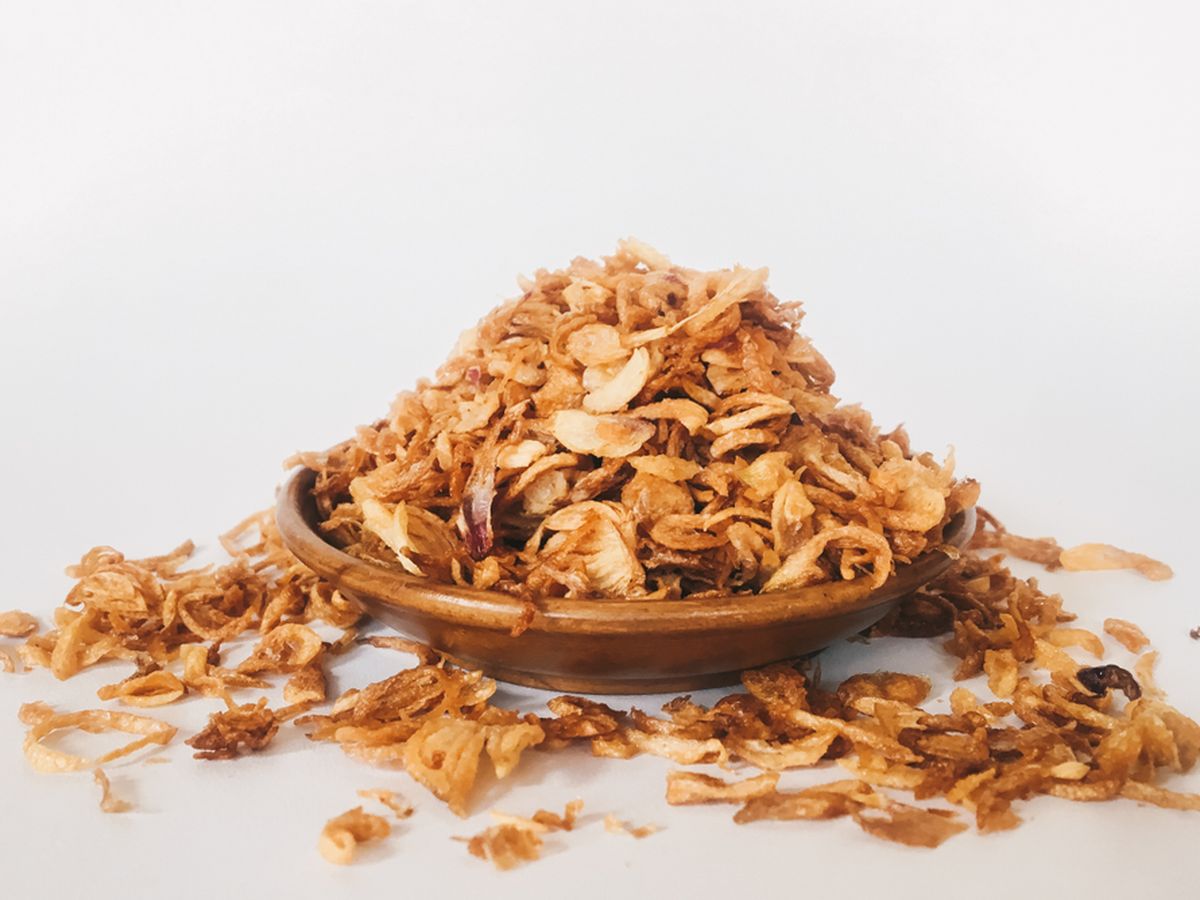 Tips Simpan Bawang Goreng Kriuk Versi TasteAtlas