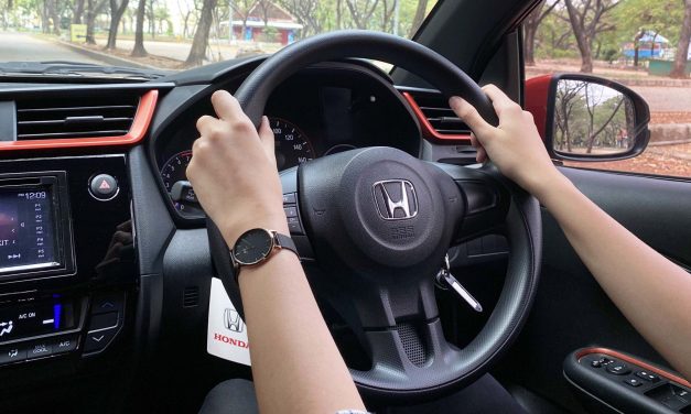 3 Trik Simpel Buat Pemula Biar Gak Kaku Pas Belajar Mobil