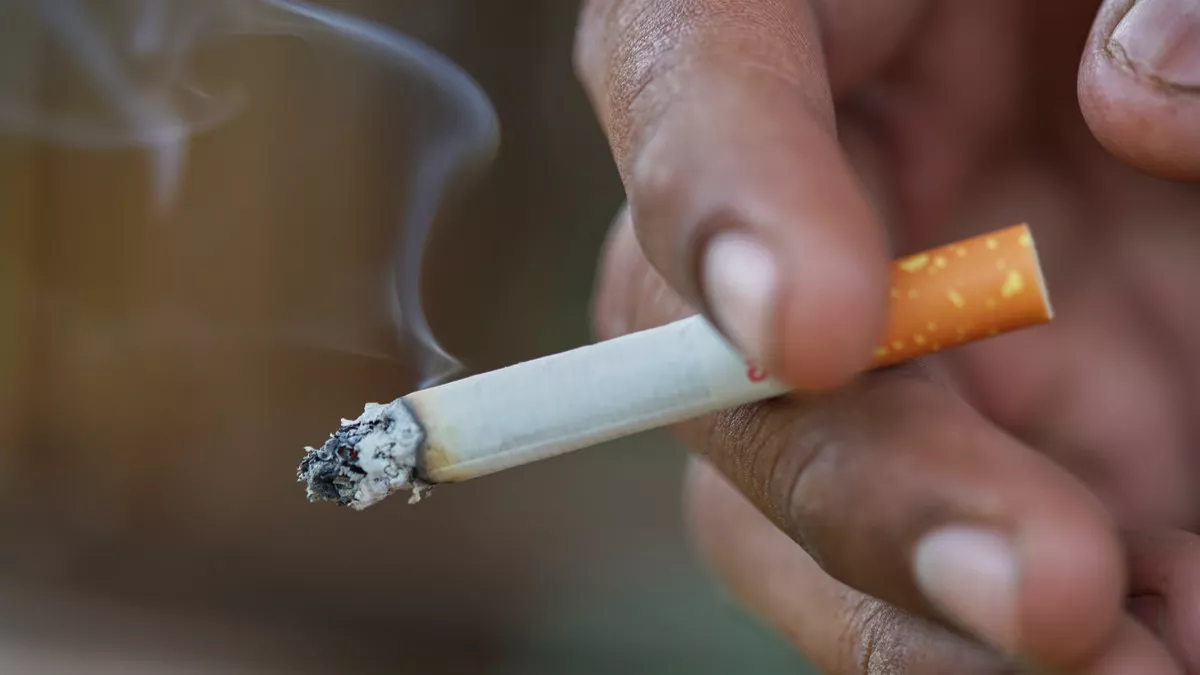Anti Cekcok! 3 Trik Sopan Tegur Perokok Di Jalanan