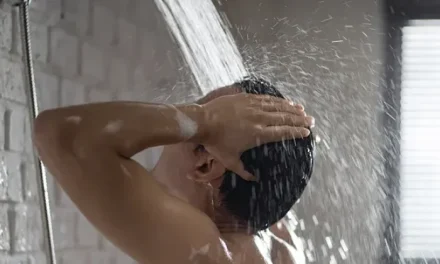 Mandi Pagi Atau Malam Buat Badan? Ini Jawaban Ahlinya!