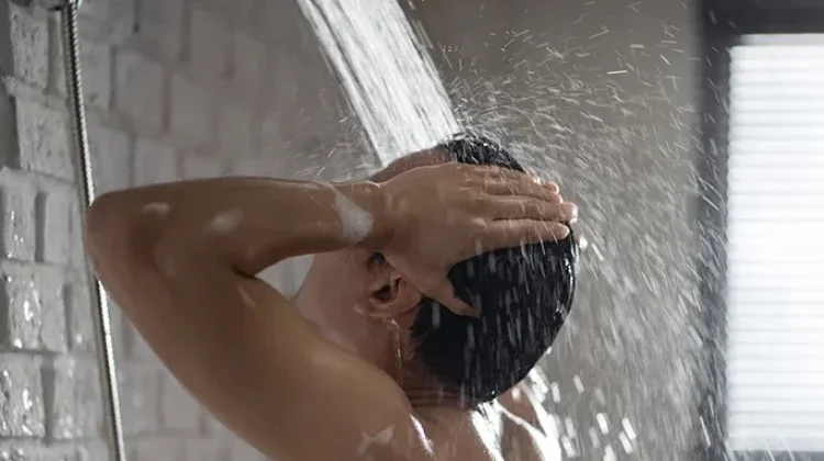 Mandi Pagi Atau Malam Buat Badan? Ini Jawaban Ahlinya!