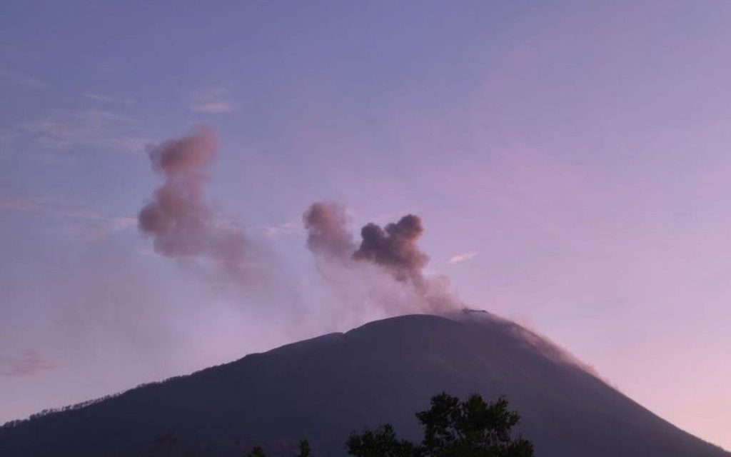 Ile Lewotolok Erupsi Lagi, Radius 3 Km Harus Kosong