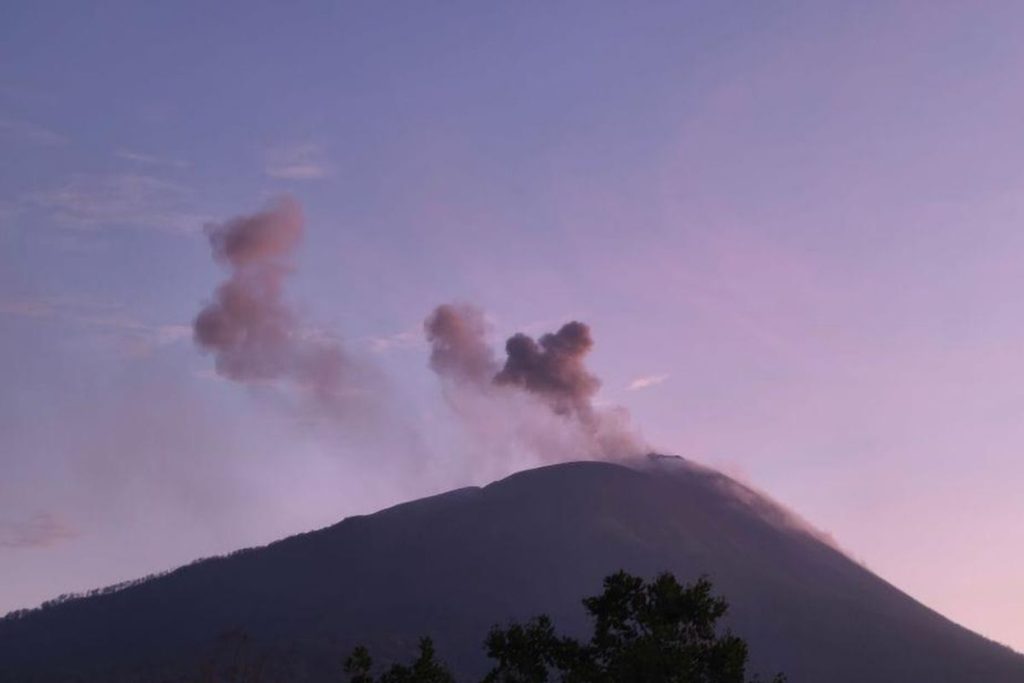 Ile Lewotolok Erupsi Lagi, Radius 3 Km Harus Kosong