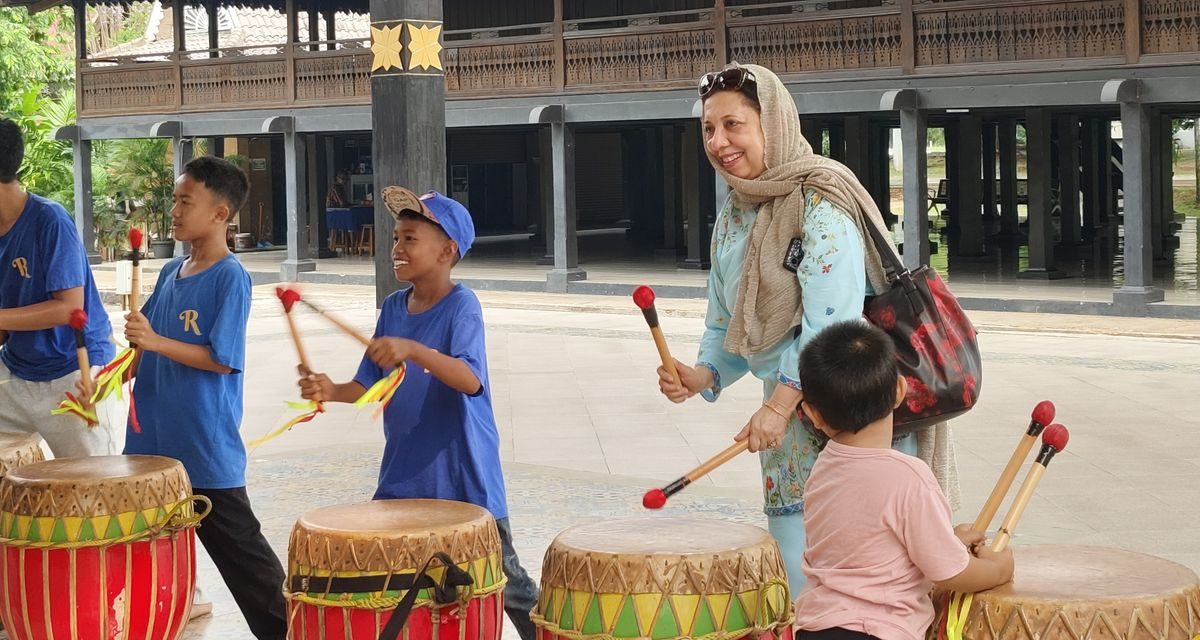 Turis Asal Pakistan Curi Perhatian Usai Lihai Main Musik Dol