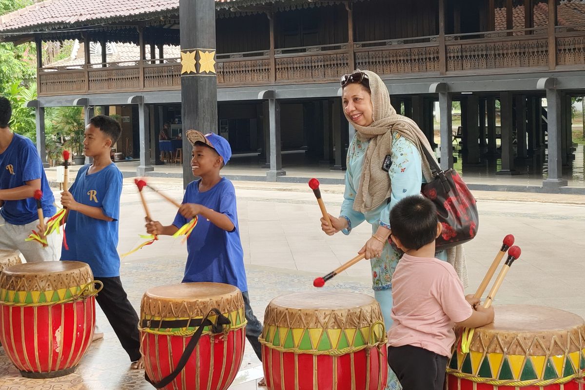 Turis Asal Pakistan Curi Perhatian Usai Lihai Main Musik Dol